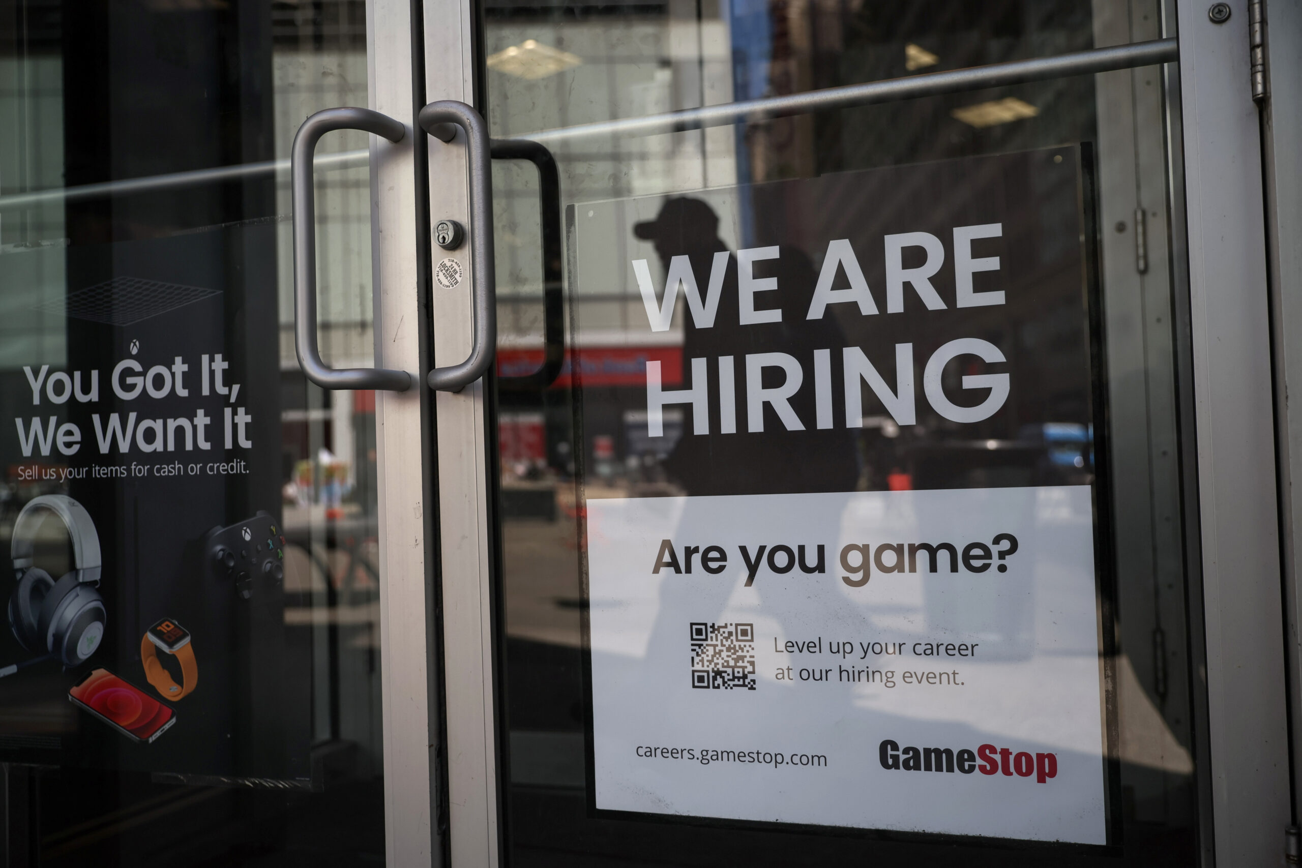 US jobless claims dip slightly as fed holds interest rates steady