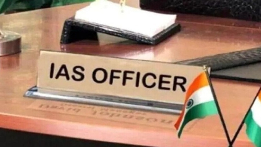 यूपी में देर रात बड़ा उलटफेर! 34 IAS अफसरों का ट्रांसफर, कई जिलों के DM भी बदले